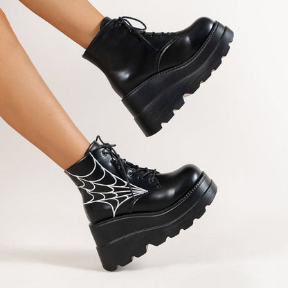 Bottines femme noires à lacets avec semelle compensée et motif toile d’araignée vue de profil