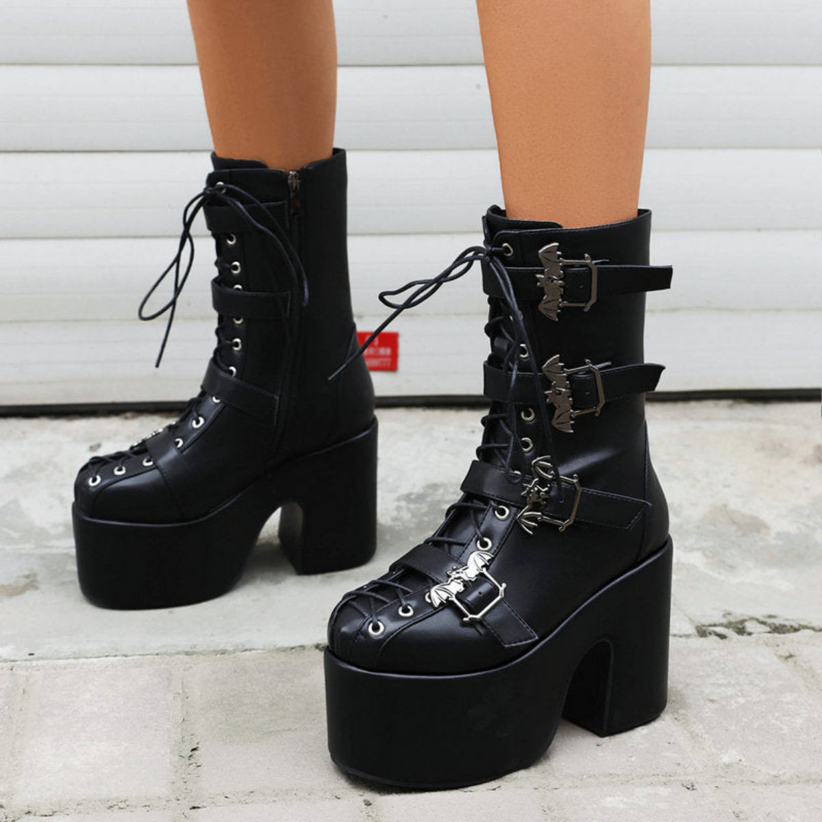 Bottines gothiques à plateforme à lacets et boucles vue de face