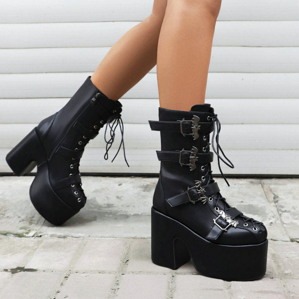 Bottines gothiques à plateforme mi hautes avec lacets et boucles vue arrière