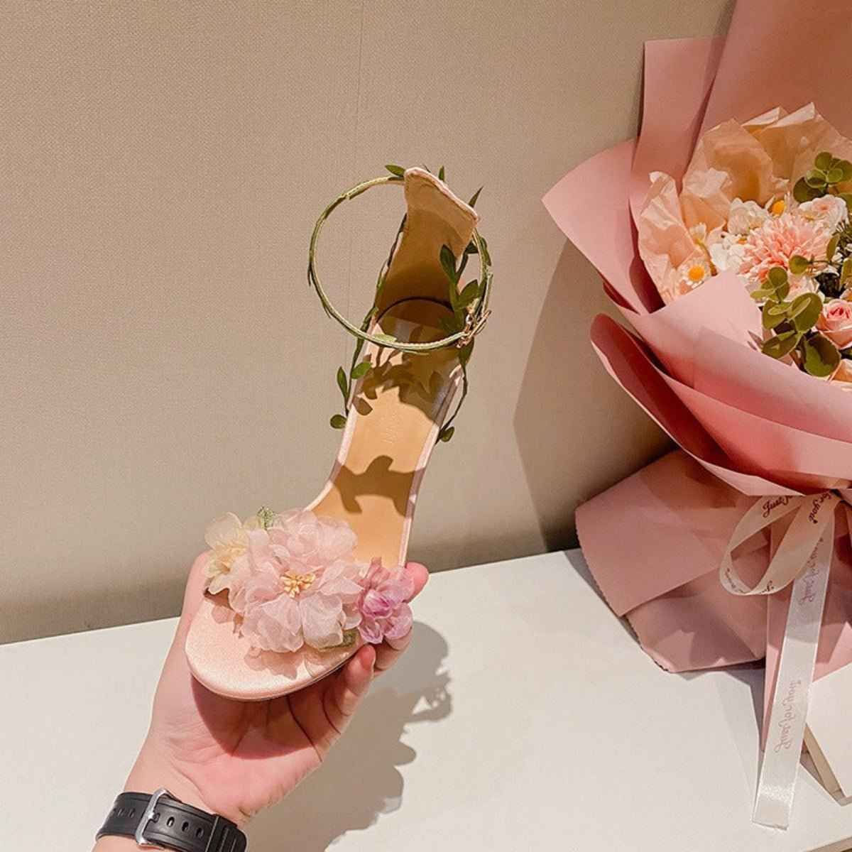 Sandales à talons motif florale