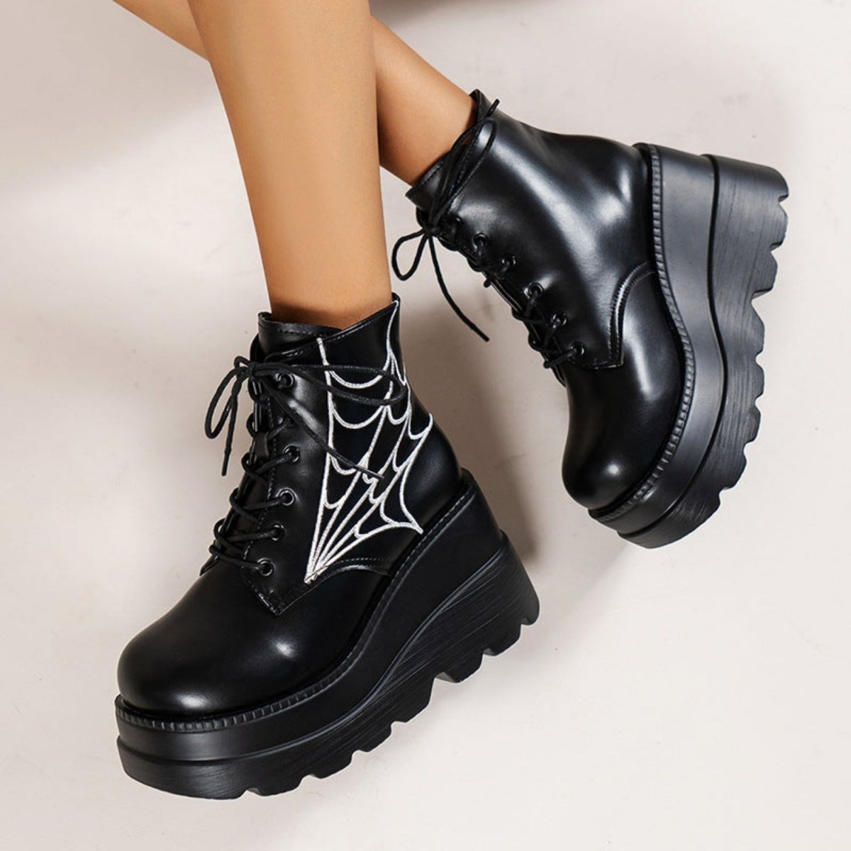 bottines-femme-lacets-compensées-toile-araignée-noires vue avant